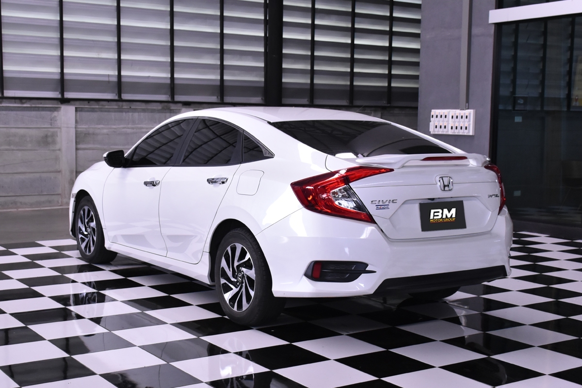 Honda Civic FC โฉม 4 ประตู ปี 2016 สีขาว