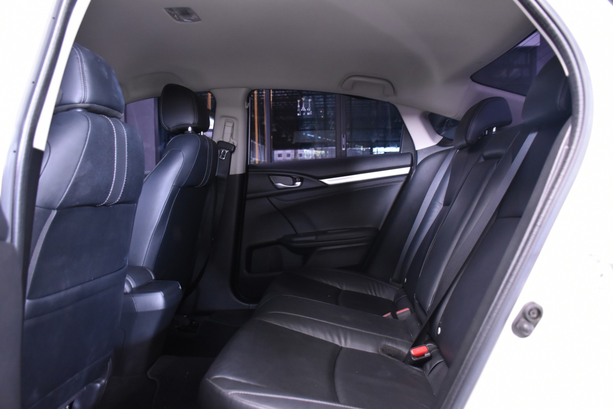 Honda Civic FC โฉม 4 ประตู ปี 2016 สีขาว (รูปที่ 9)