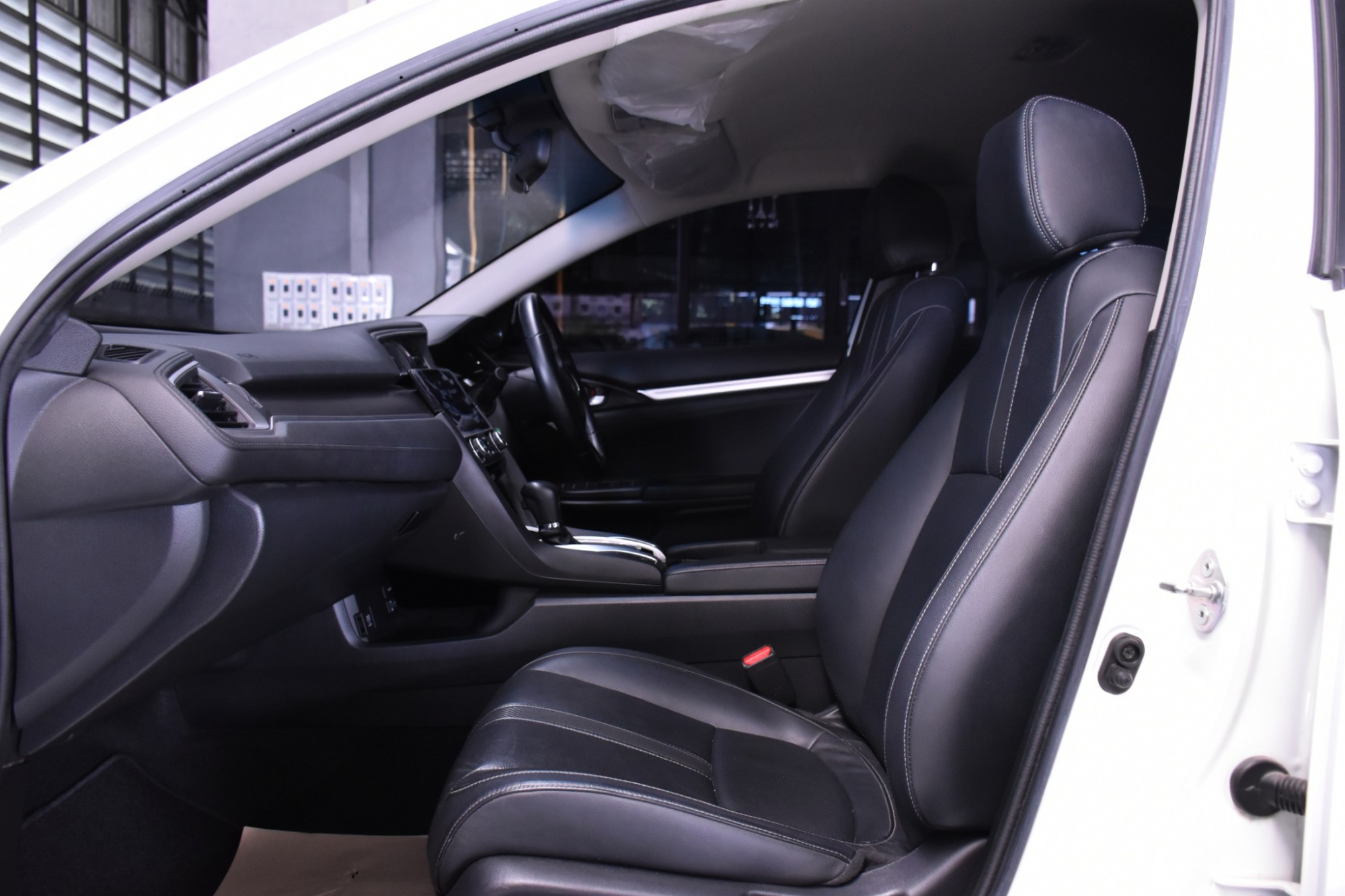 Honda Civic FC โฉม 4 ประตู ปี 2016 สีขาว (รูปที่ 8)