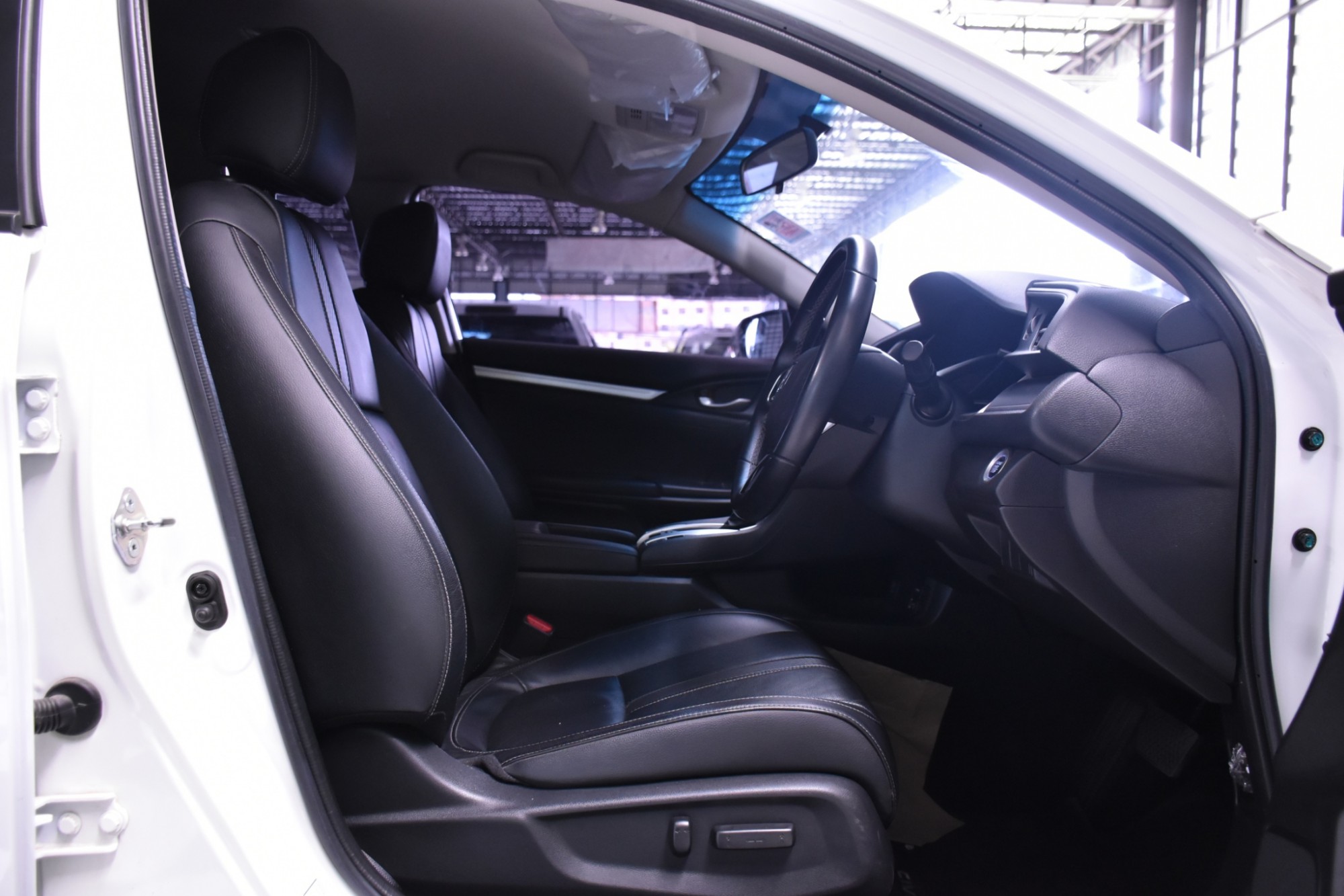 Honda Civic FC โฉม 4 ประตู ปี 2016 สีขาว (รูปที่ 10)