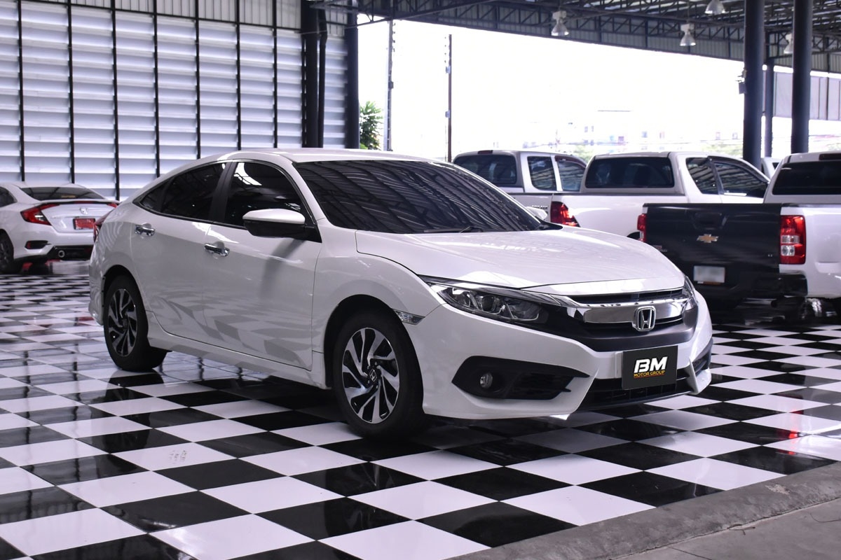 Honda Civic FC โฉม 4 ประตู ปี 2016 สีขาว