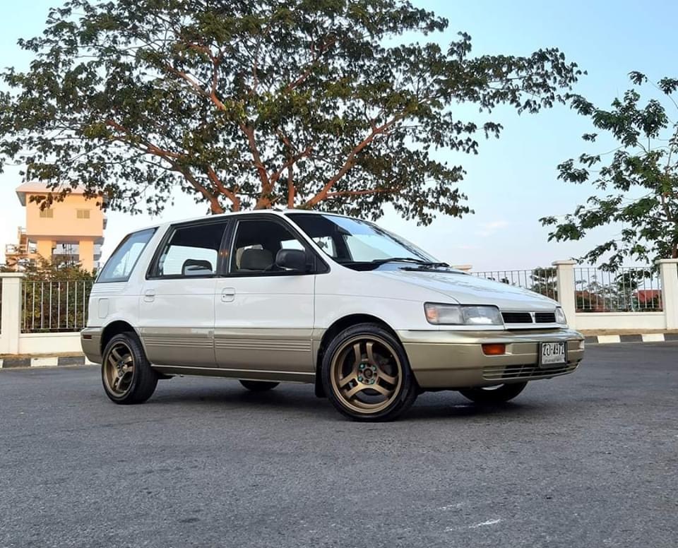 Mitsubishi Space Wagon ปี 1994 สีขาว