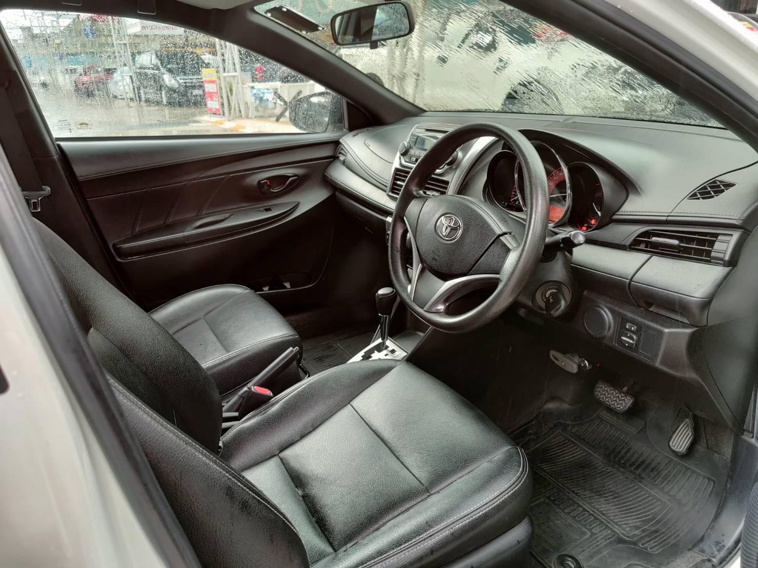 Toyota Yaris ปี 2014 สีขาว (รูปที่ 10)