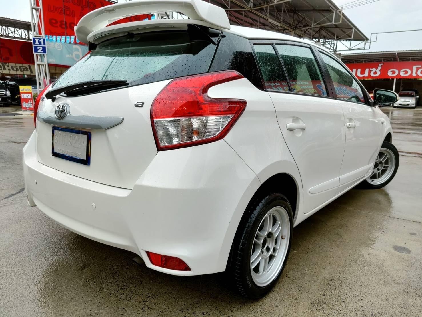 Toyota Yaris ปี 2014 สีขาว (รูปที่ 3)