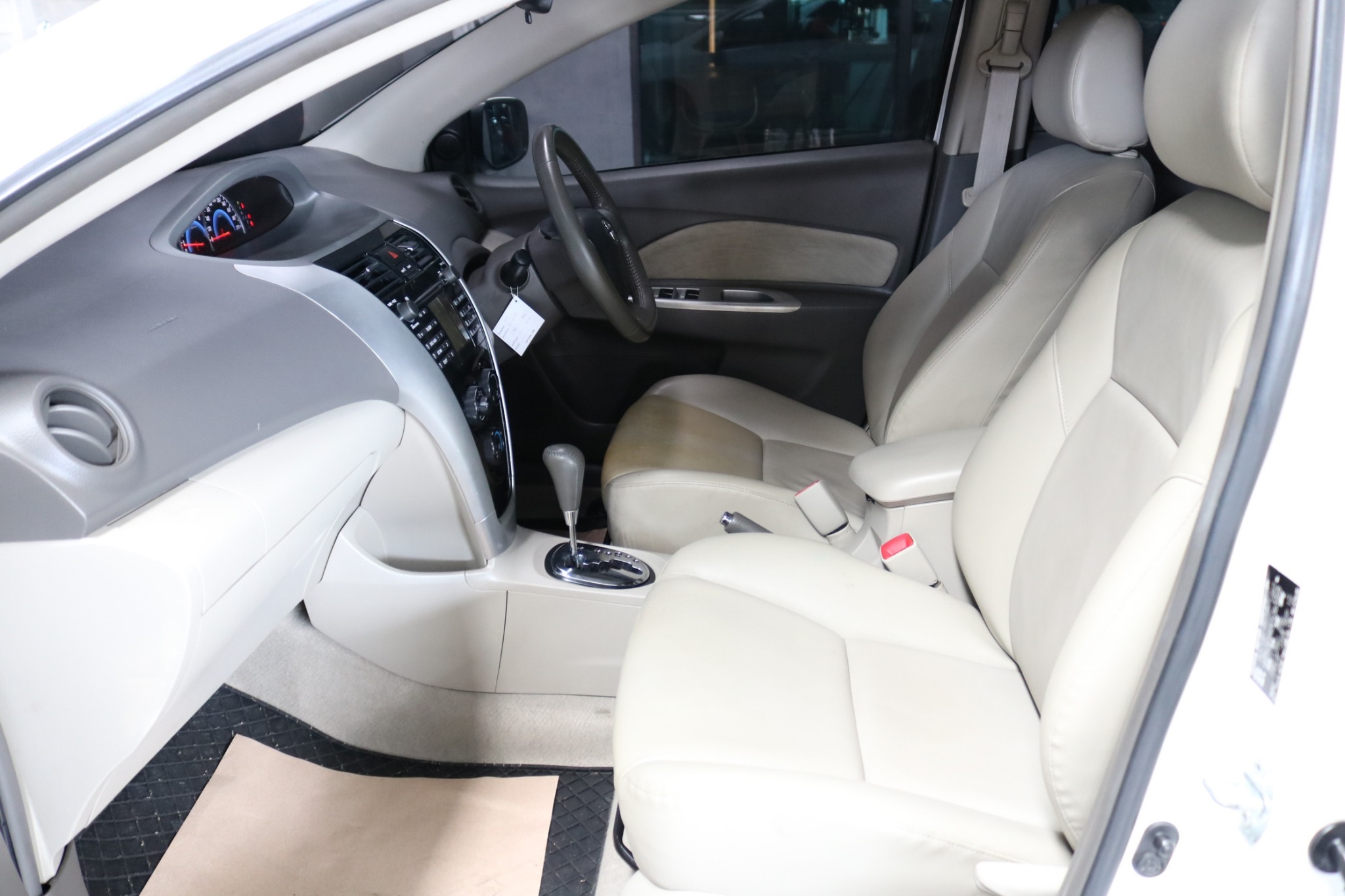 Toyota Vios ปี 2012 สีขาว (รูปที่ 8)