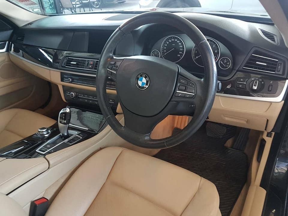 BMW 5 Series F10 520i ปี 2012 สีดำ (รูปที่ 4)