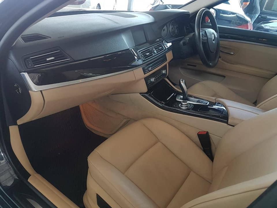 BMW 5 Series F10 520i ปี 2012 สีดำ (รูปที่ 7)