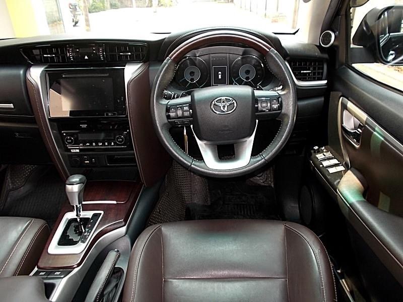 Toyota Fortuner ปี 2016 สีดำ (รูปที่ 9)