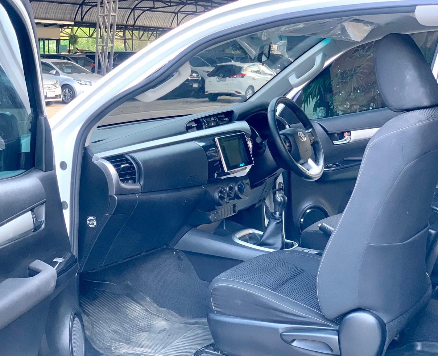Toyota Hilux Revo Prerunner (Cab) ปี 2018 สีขาว