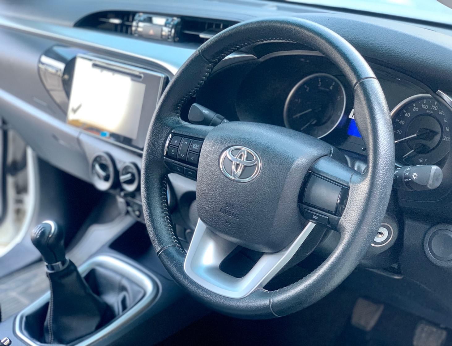Toyota Hilux Revo Prerunner (Cab) ปี 2018 สีขาว (รูปที่ 12)