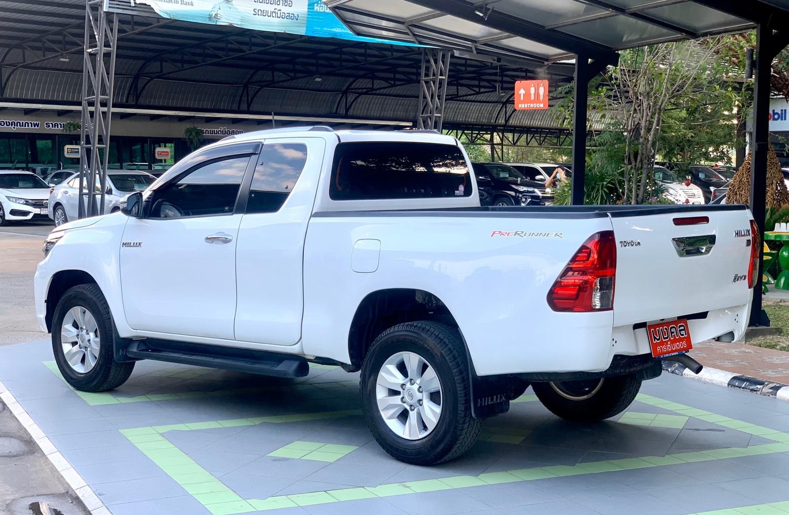 Toyota Hilux Revo Prerunner (Cab) ปี 2018 สีขาว