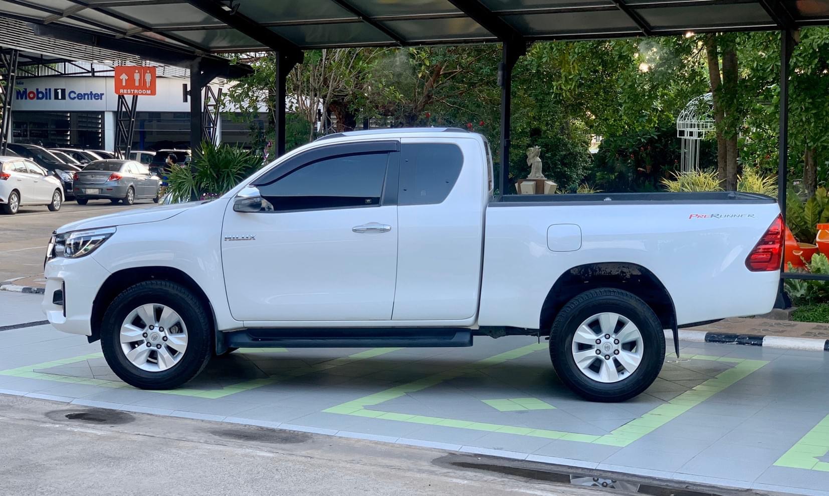 Toyota Hilux Revo Prerunner (Cab) ปี 2018 สีขาว