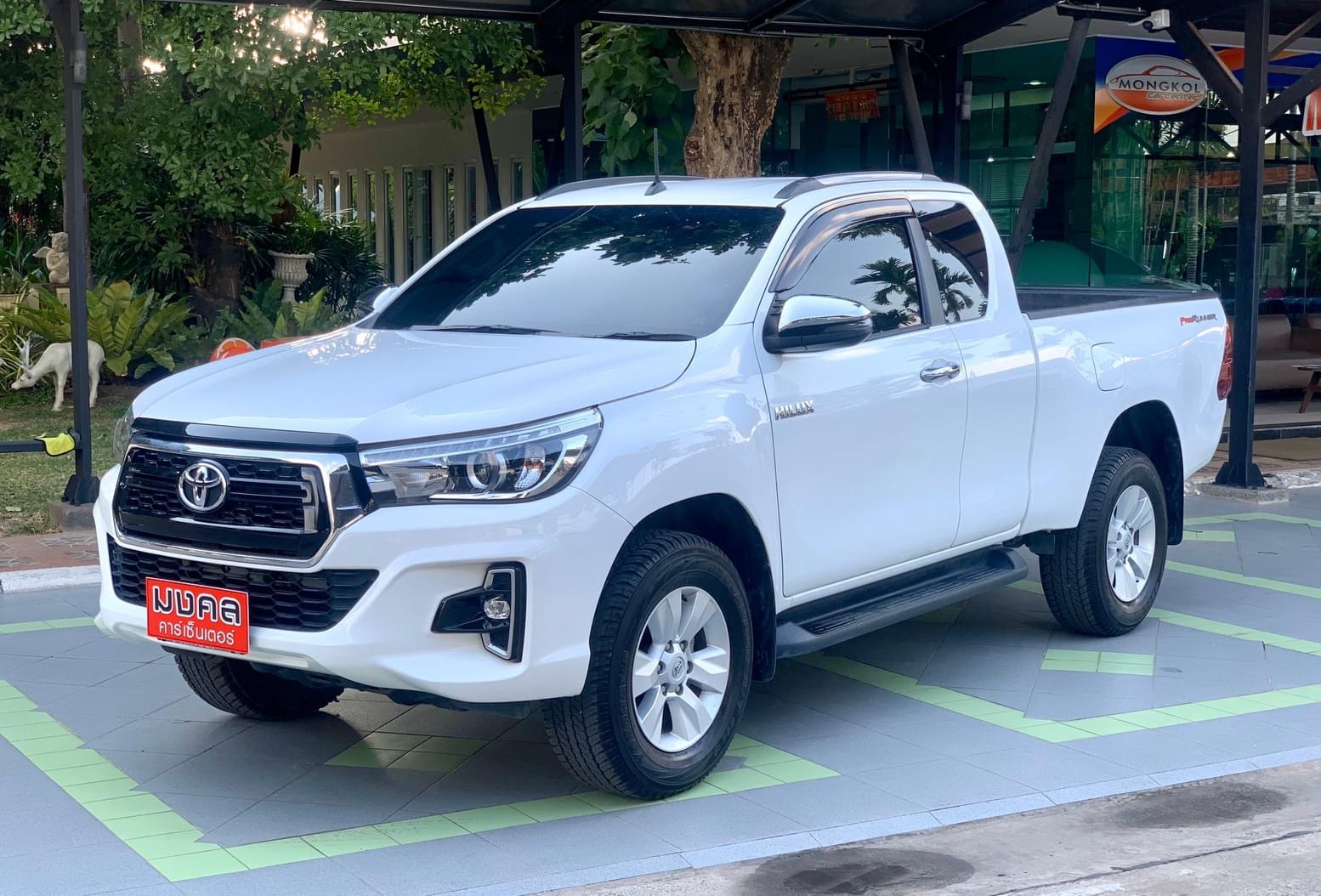 Toyota Hilux Revo Prerunner (Cab) ปี 2018 สีขาว