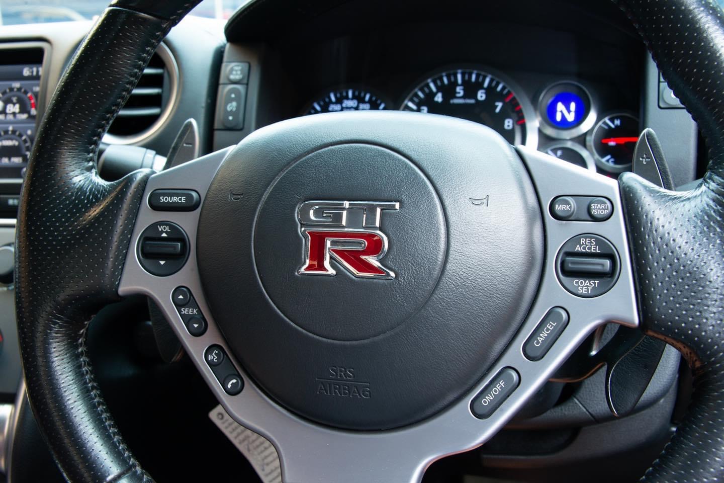 Nissan GT-R (R35) ปี 2010 สีเทา (รูปที่ 23)