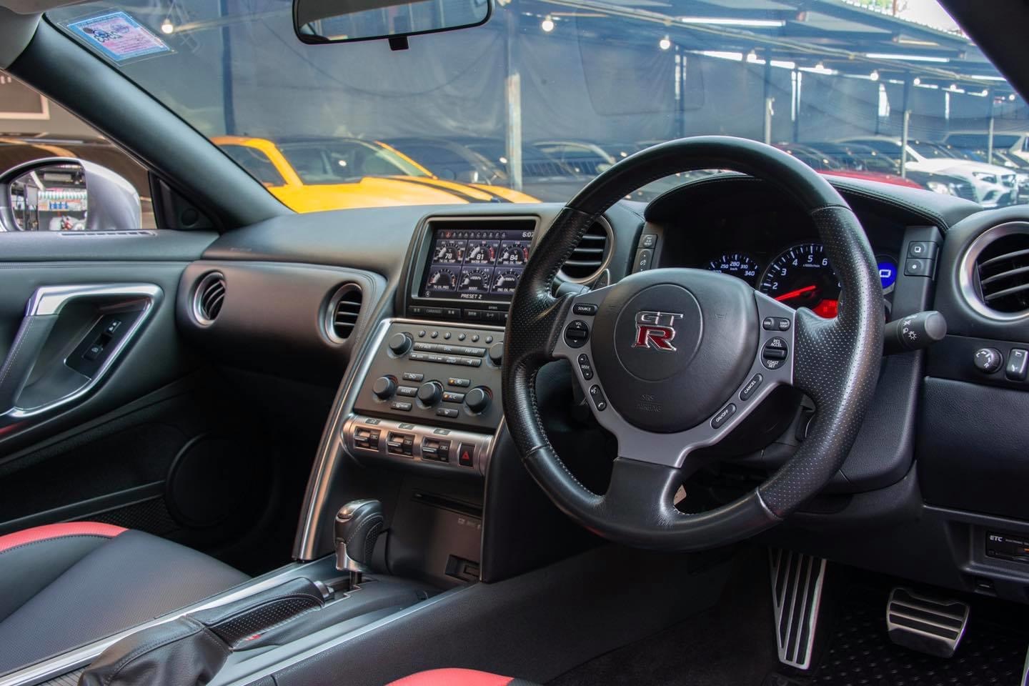 Nissan GT-R (R35) ปี 2010 สีเทา (รูปที่ 11)