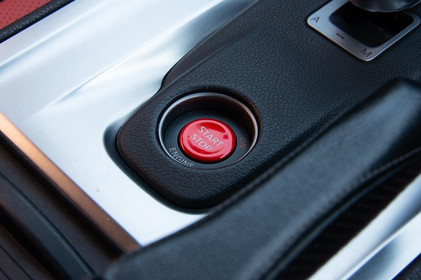 Nissan GT-R (R35) ปี 2010 สีเทา (รูปที่ 19)