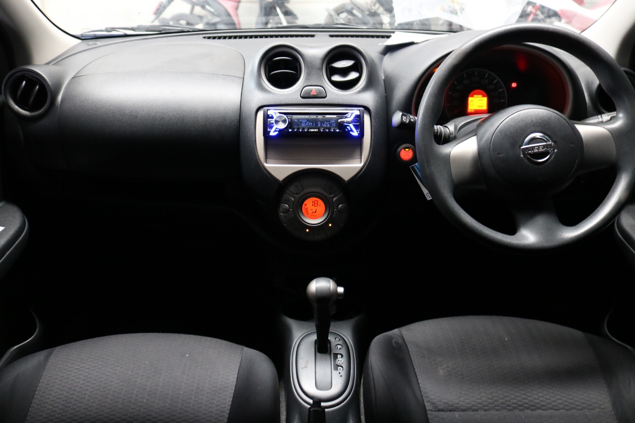 Nissan March ปี 2012 สีขาว (รูปที่ 7)