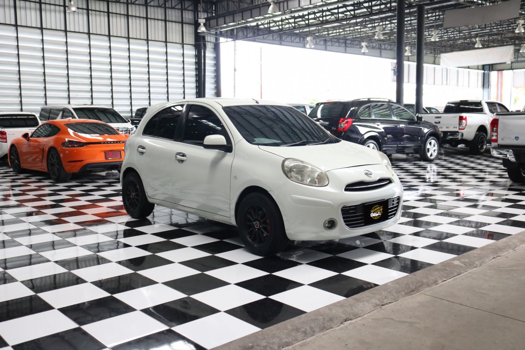 Nissan March ปี 2012 สีขาว