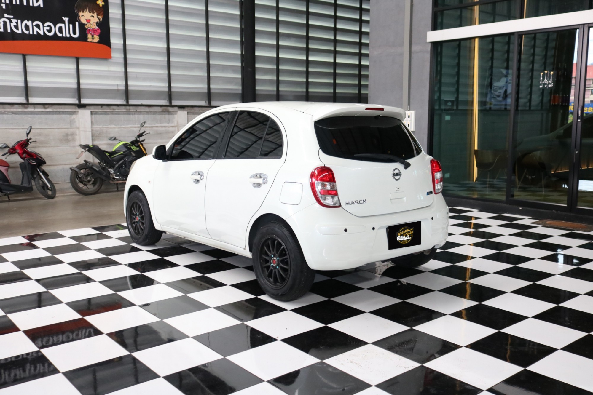 Nissan March ปี 2012 สีขาว (รูปที่ 4)