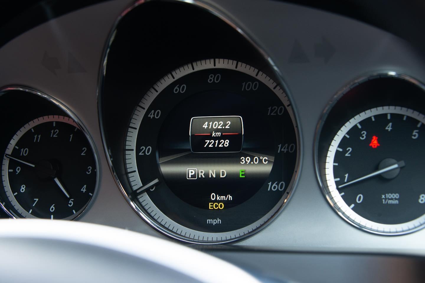 Mercedes-Benz E-Class C207 E200 ปี 2012 สีขาว (รูปที่ 23)