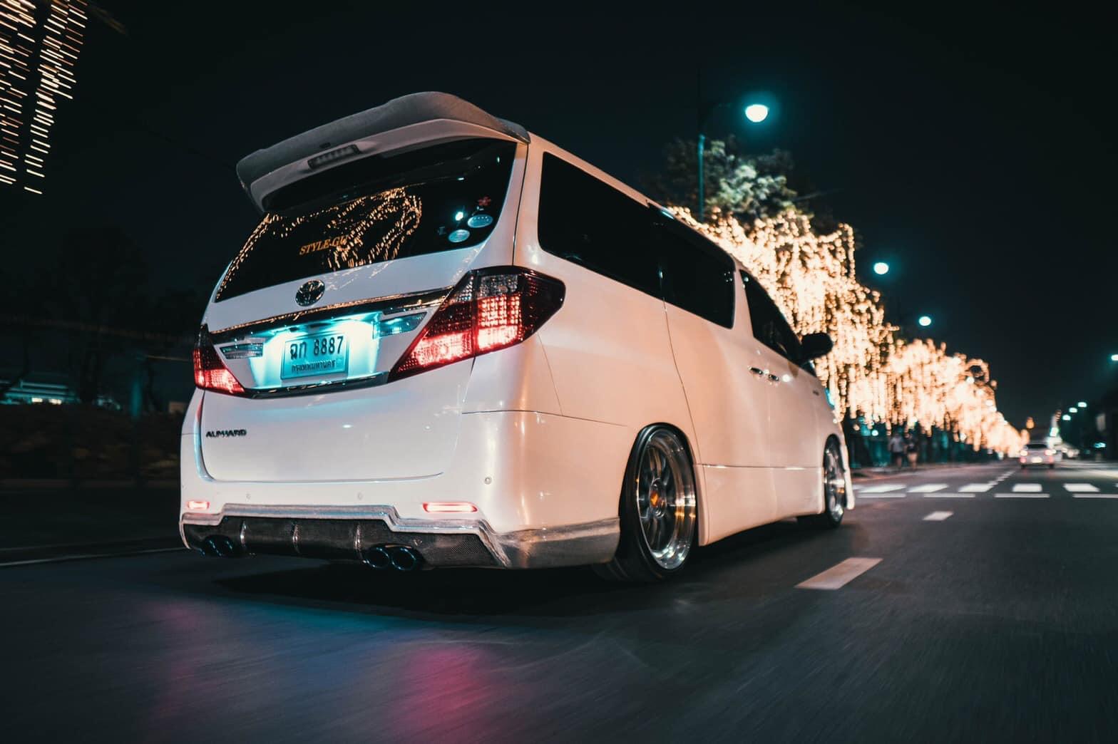 Toyota Alphard ปี 2011 สีขาว