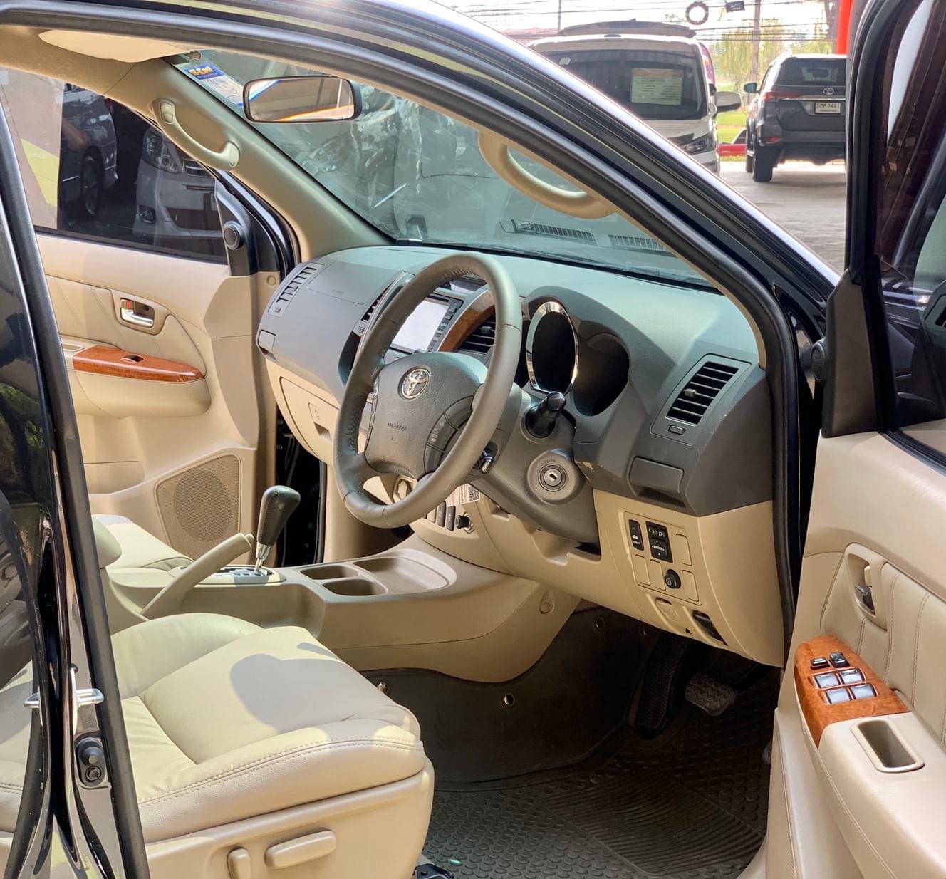 Toyota Fortuner ไมเนอร์เชนจ์ 1 ปี 2010 สีดำ (รูปที่ 12)