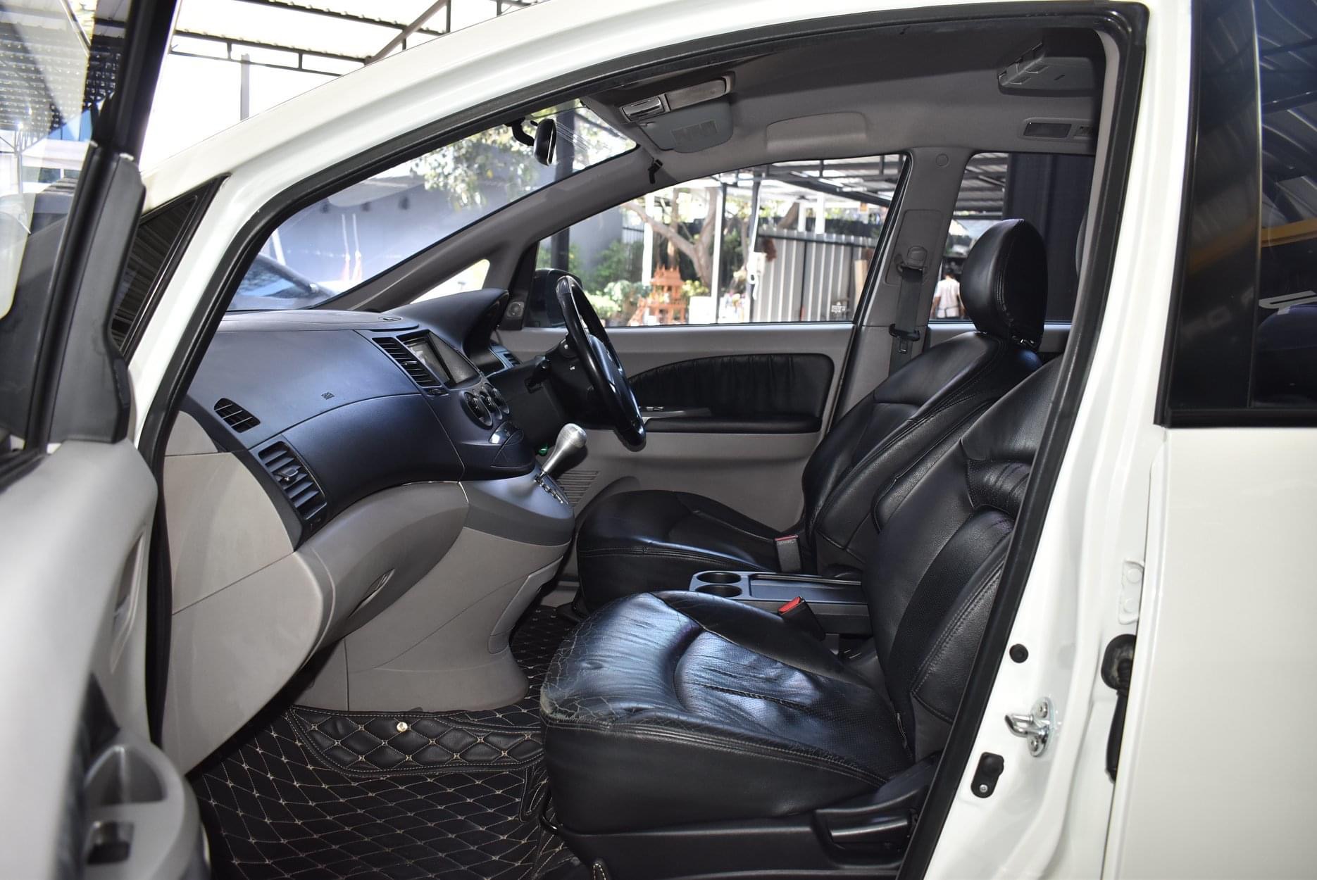 Mitsubishi Space Wagon ปี 2011 สีขาว (รูปที่ 4)