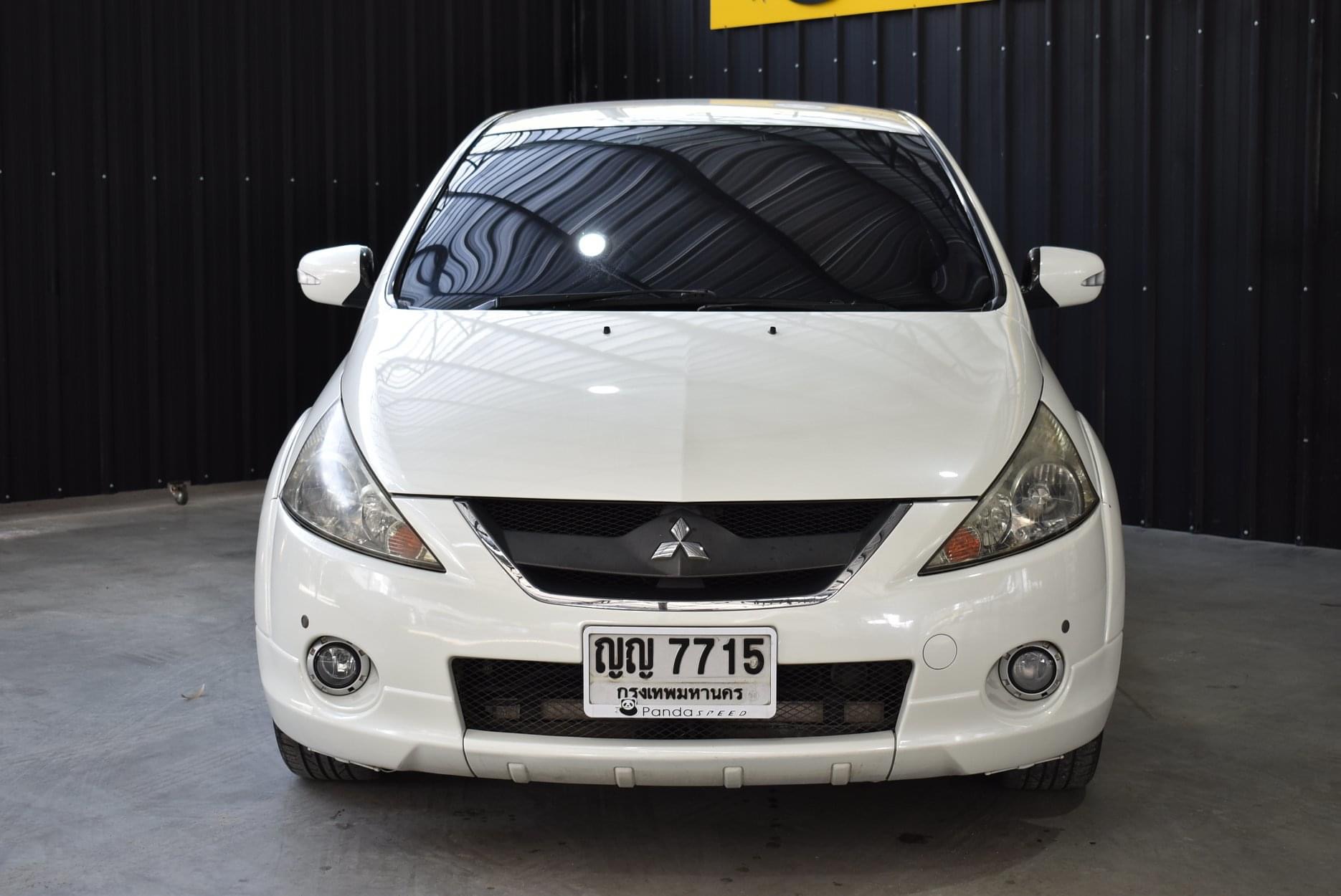 Mitsubishi Space Wagon ปี 2011 สีขาว