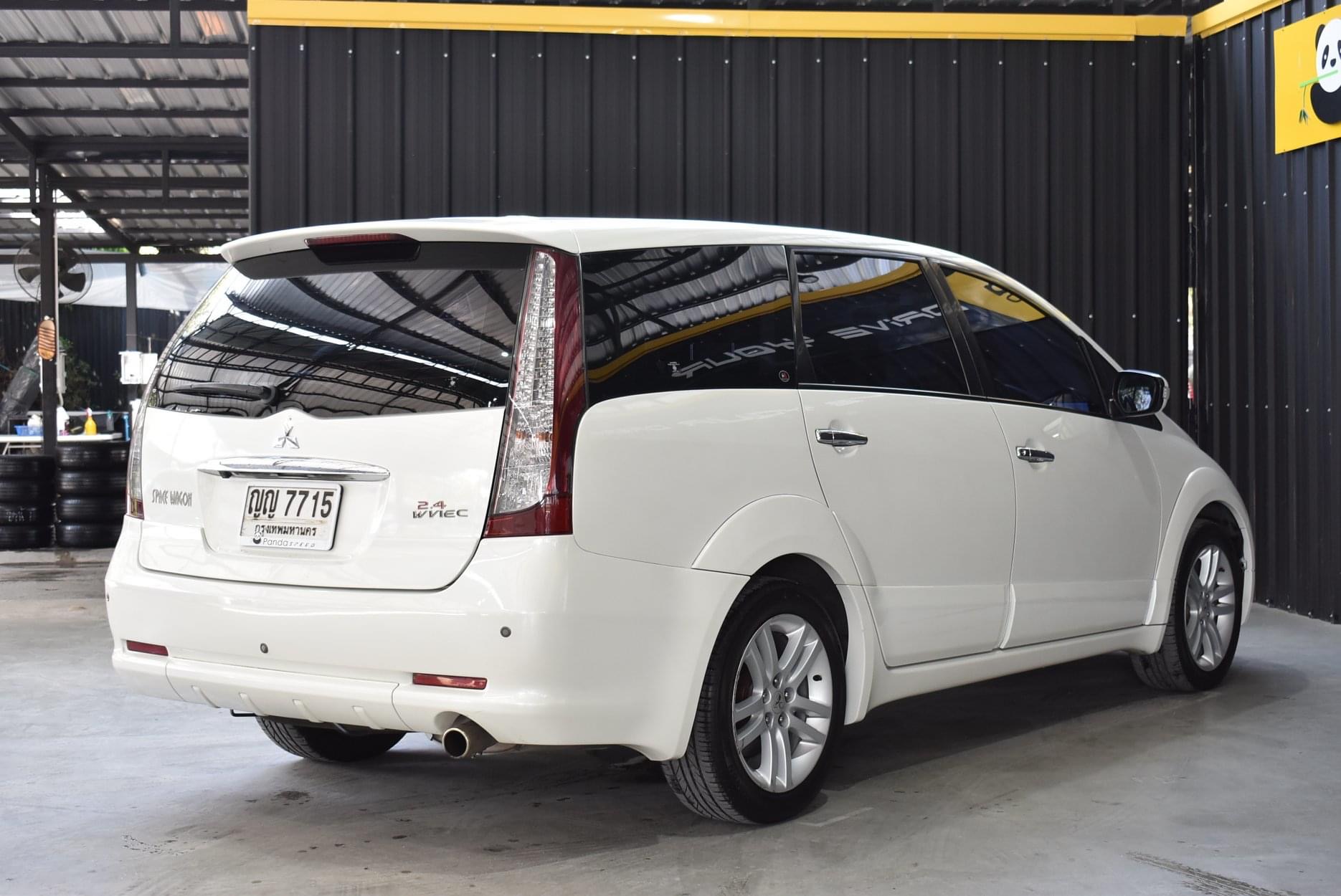 Mitsubishi Space Wagon ปี 2011 สีขาว (รูปที่ 2)