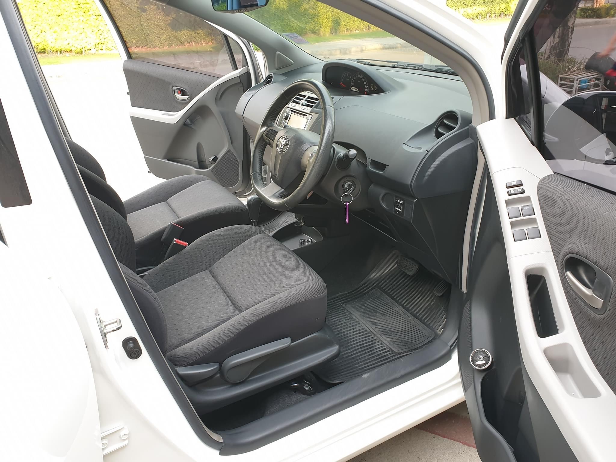 Toyota Yaris ปี 2013 สีขาว (รูปที่ 14)