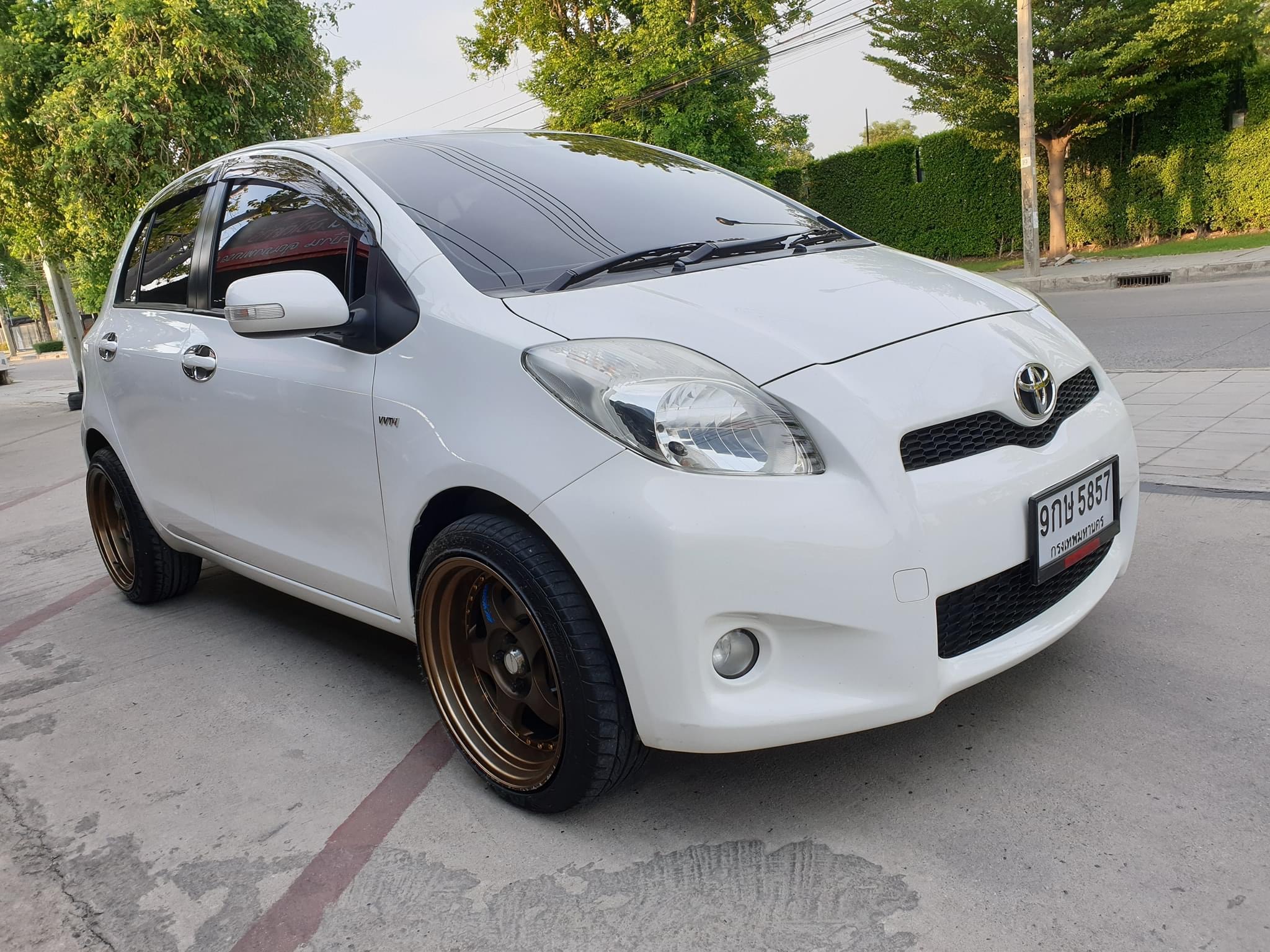 Toyota Yaris ปี 2013 สีขาว (รูปที่ 2)