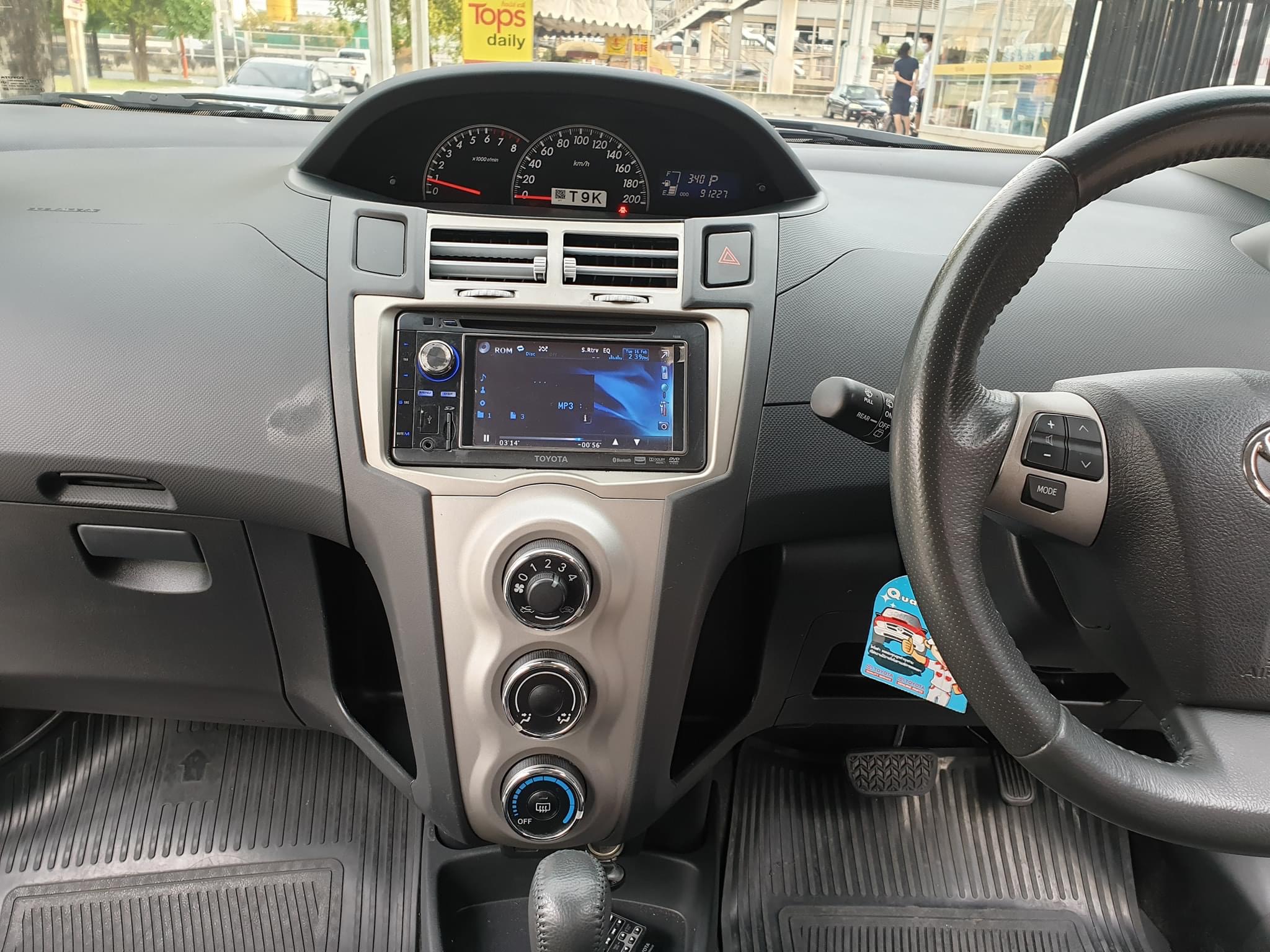 Toyota Yaris ปี 2013 สีขาว (รูปที่ 12)