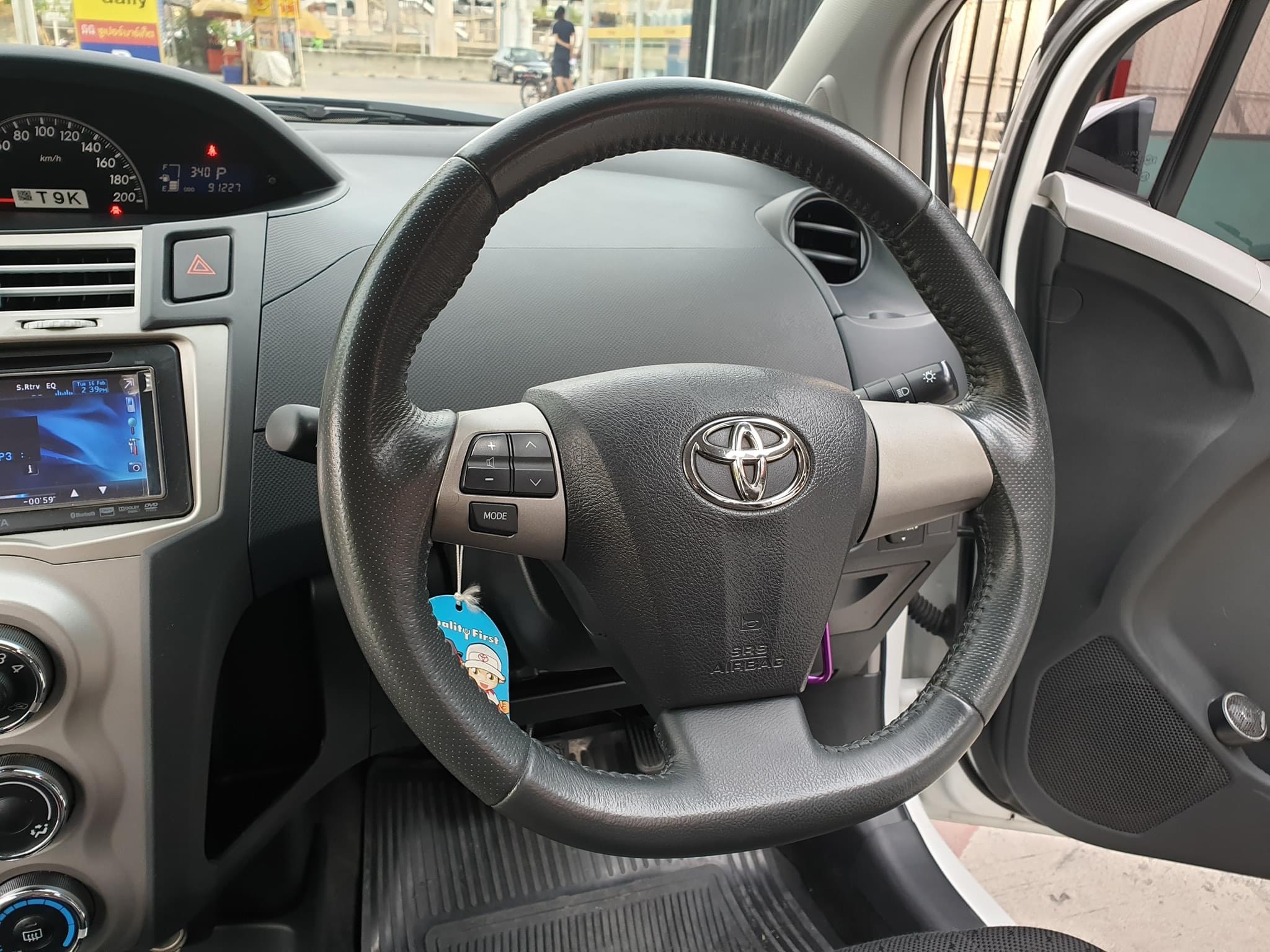 Toyota Yaris ปี 2013 สีขาว (รูปที่ 10)