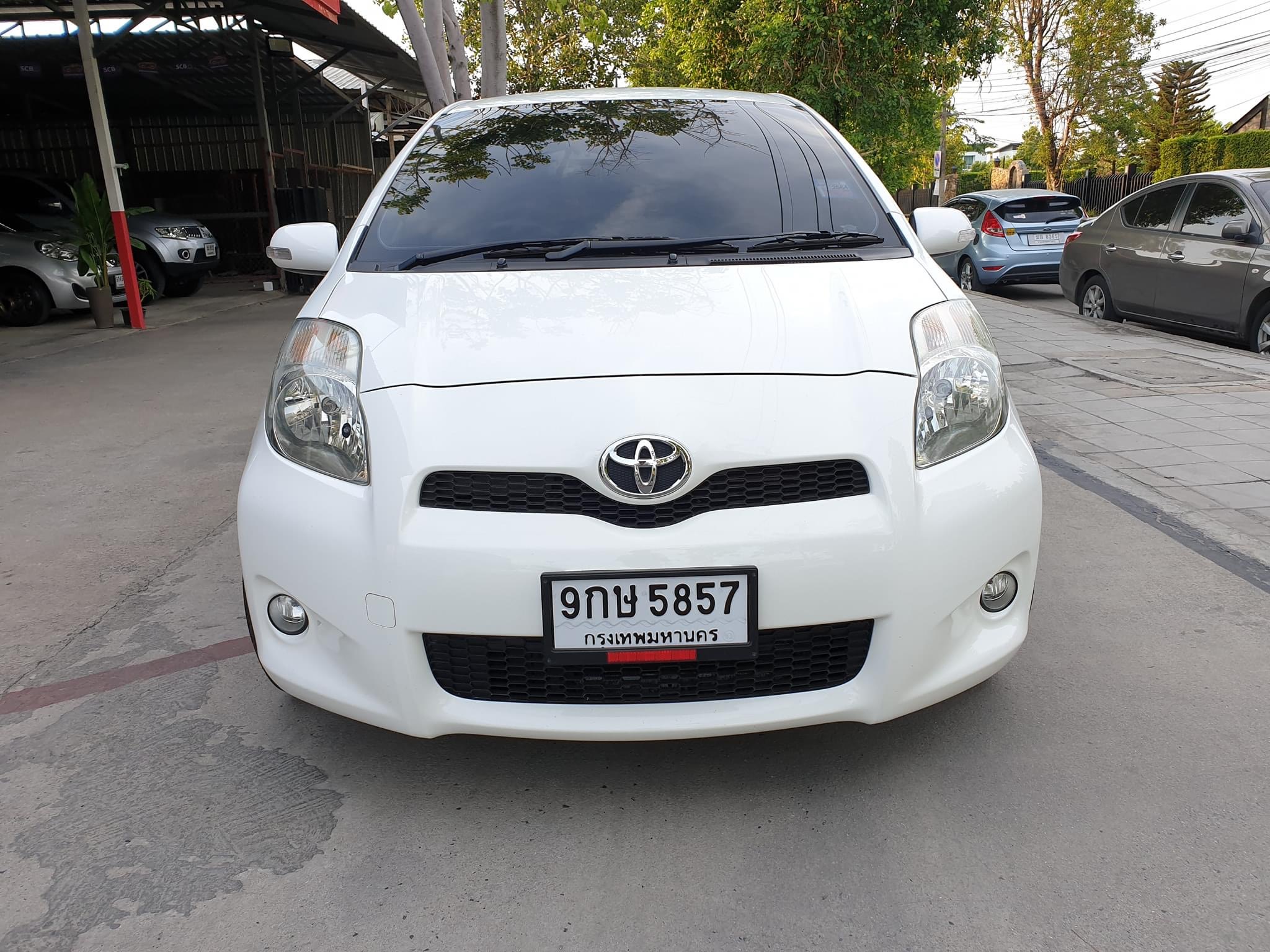 Toyota Yaris ปี 2013 สีขาว (รูปที่ 3)