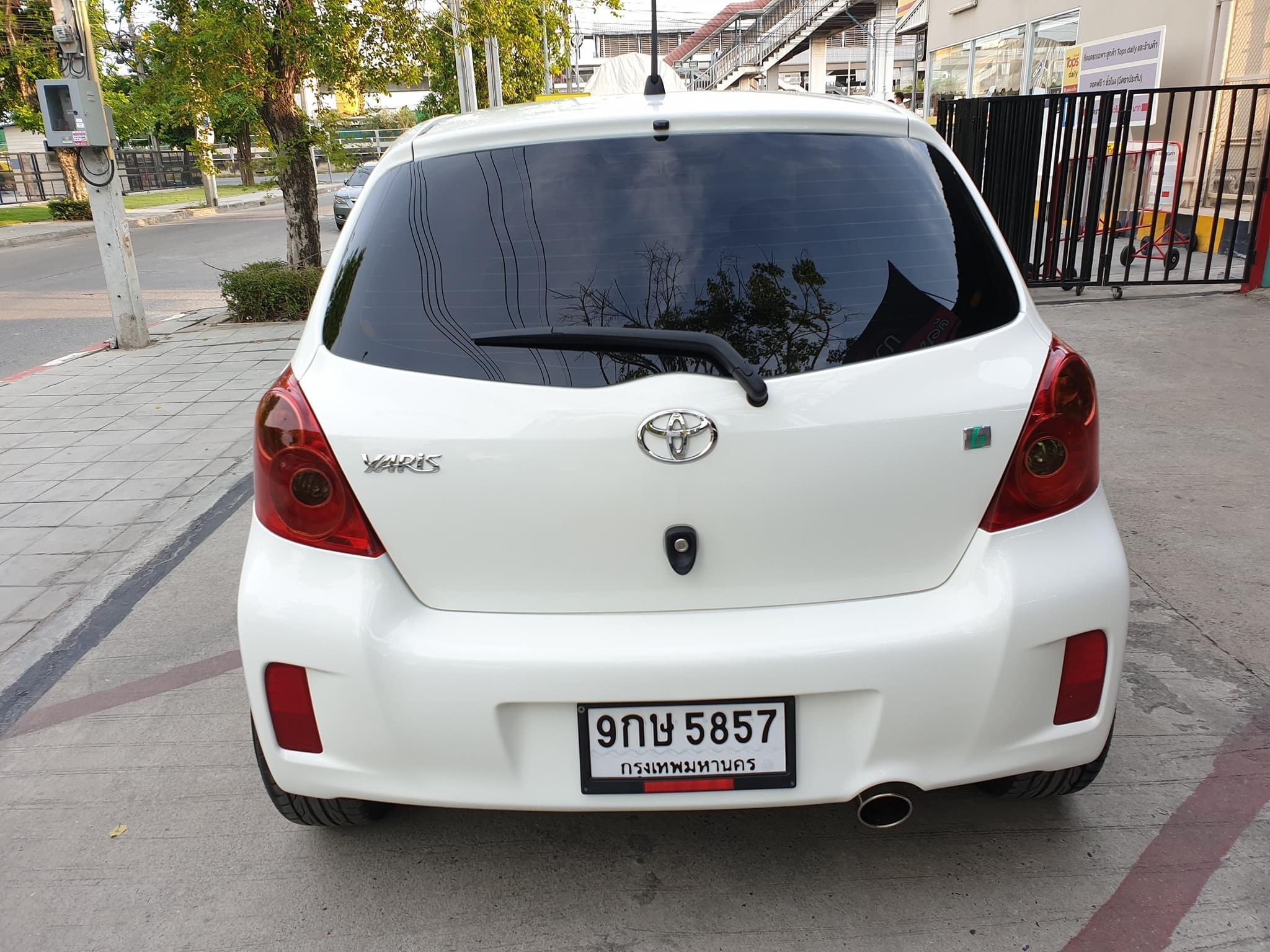 Toyota Yaris ปี 2013 สีขาว (รูปที่ 6)