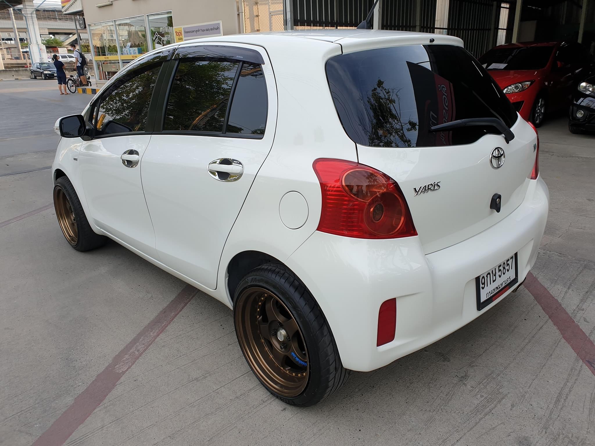 Toyota Yaris ปี 2013 สีขาว (รูปที่ 5)