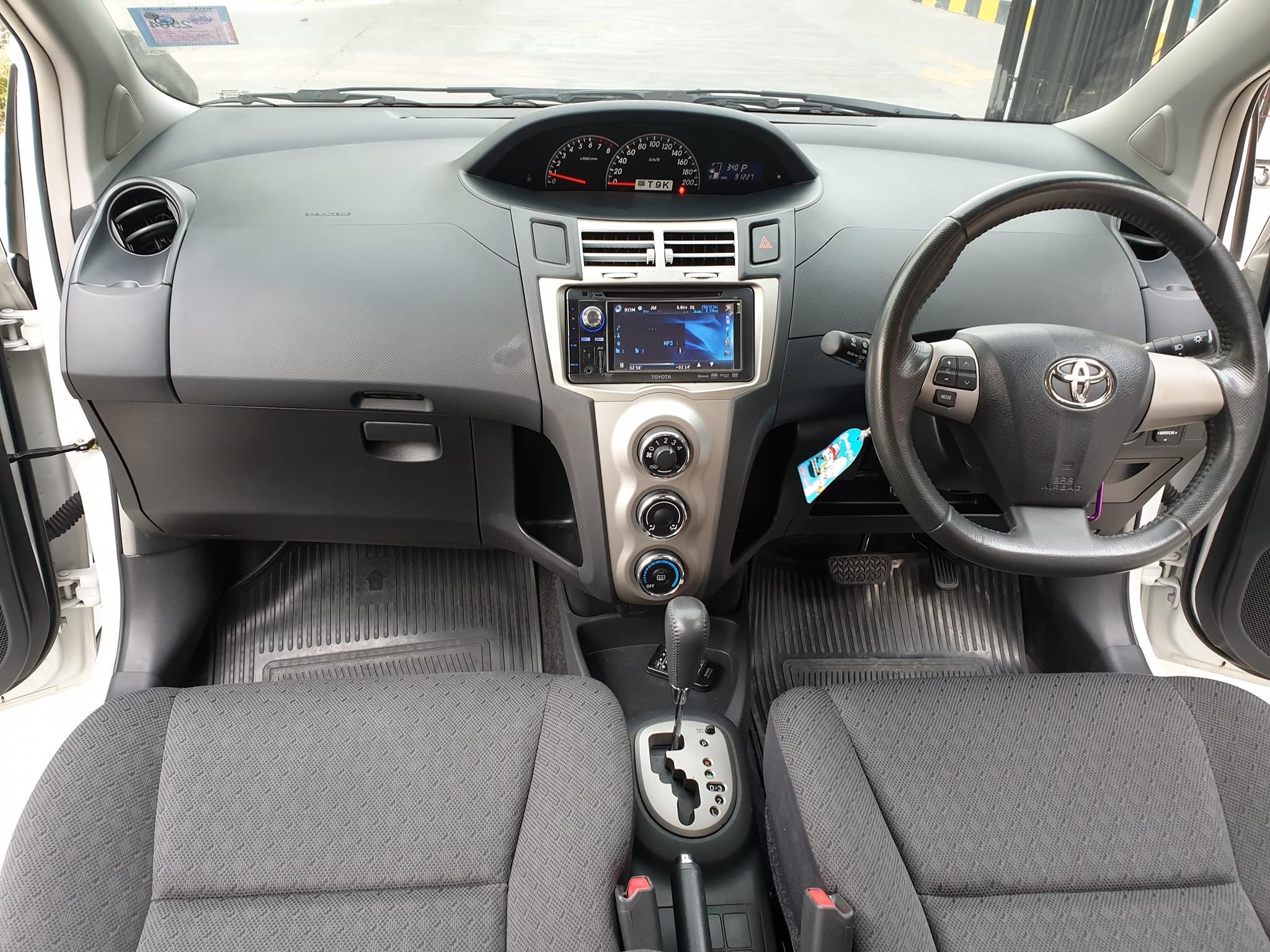 Toyota Yaris ปี 2013 สีขาว (รูปที่ 11)