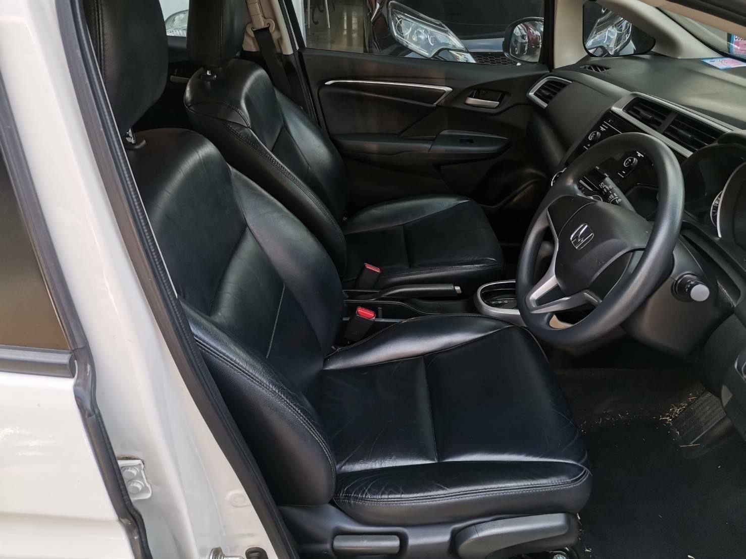 Honda Jazz GK ปี 2016 สีขาว (รูปที่ 6)