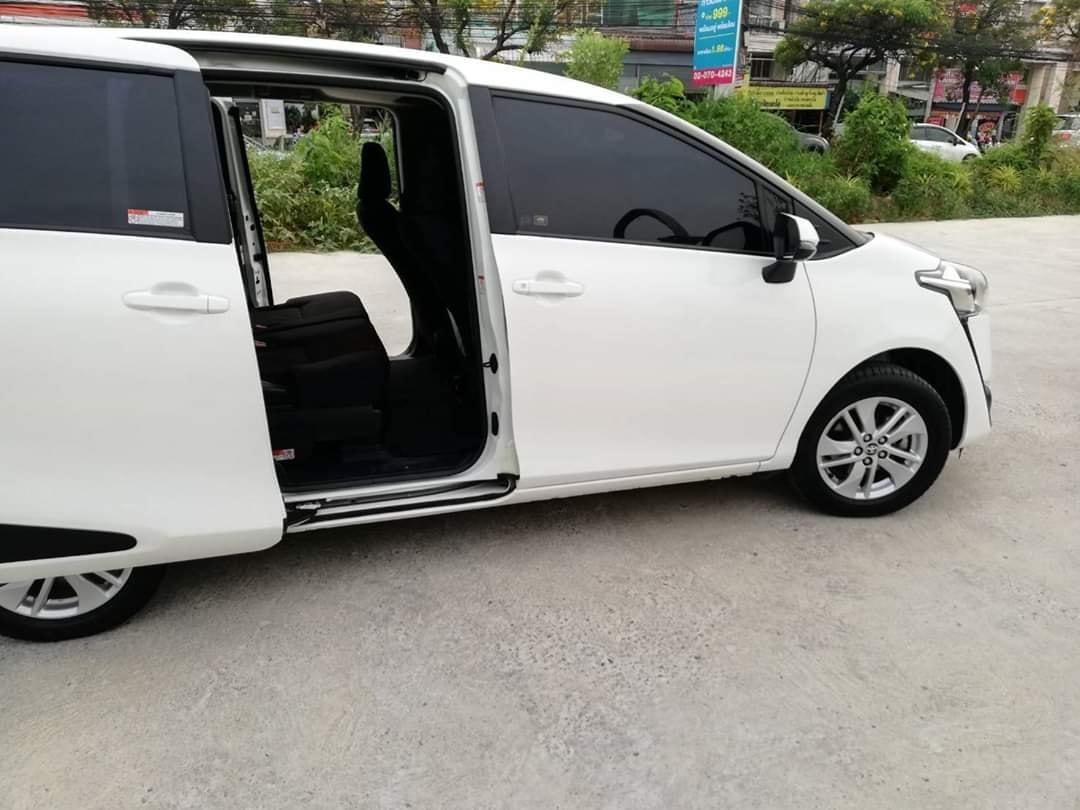 Toyota Sienta ปี 2017 สีขาว (รูปที่ 6)