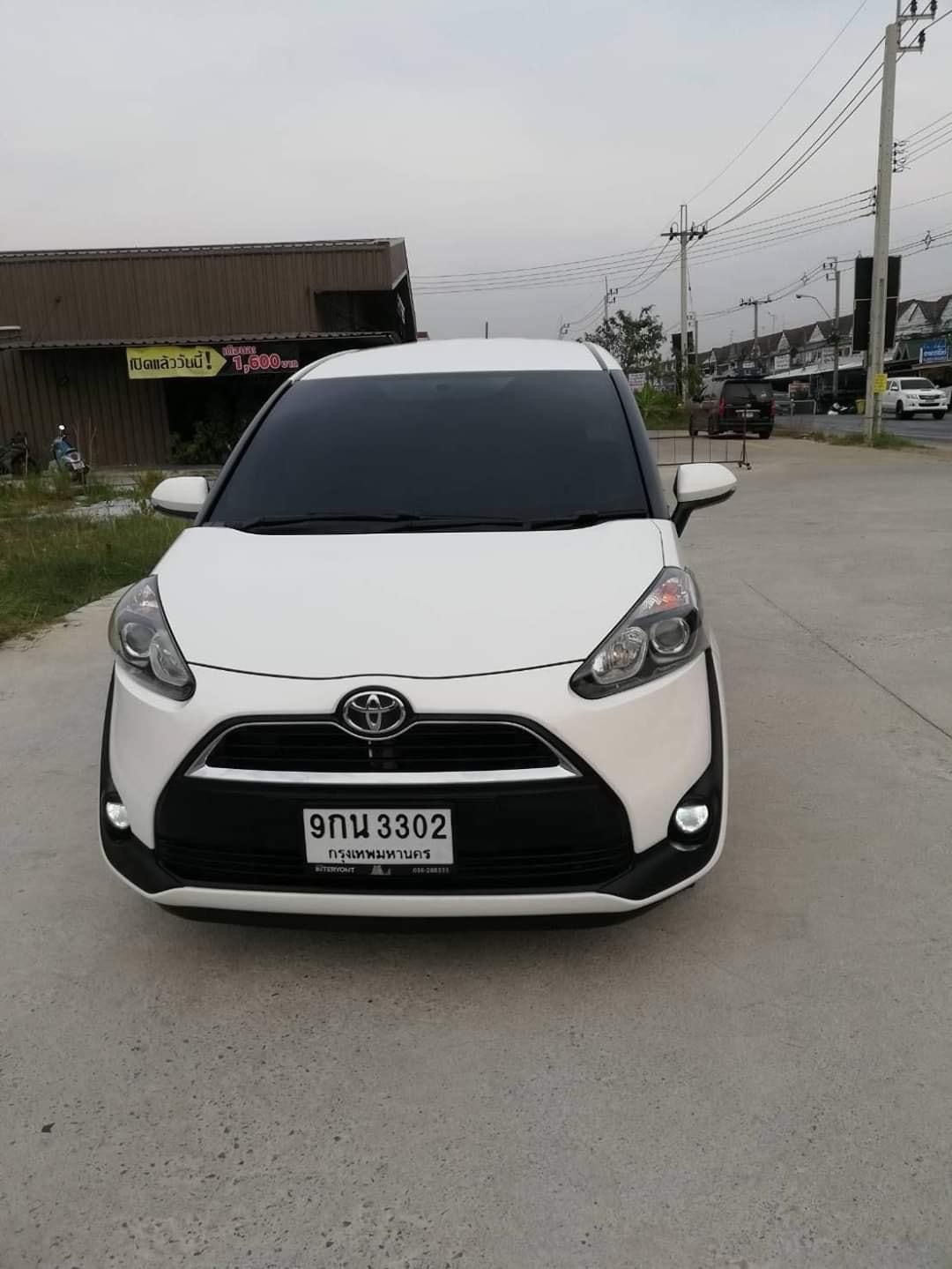 Toyota Sienta ปี 2017 สีขาว