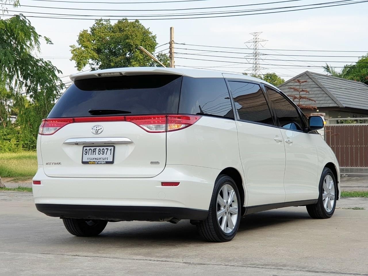 Toyota Estima ปี 2011 สีขาว