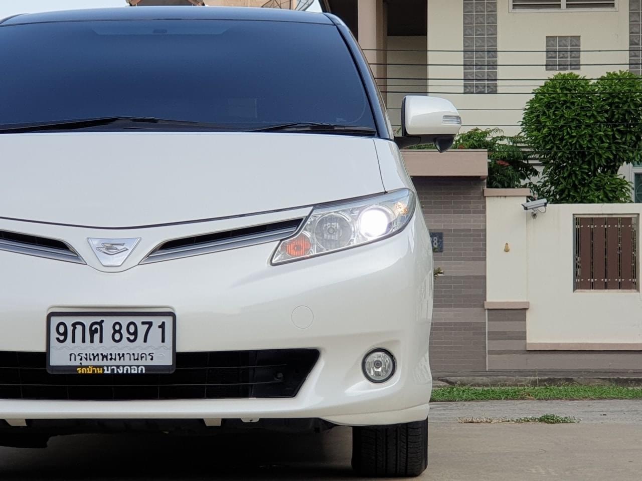 Toyota Estima ปี 2011 สีขาว