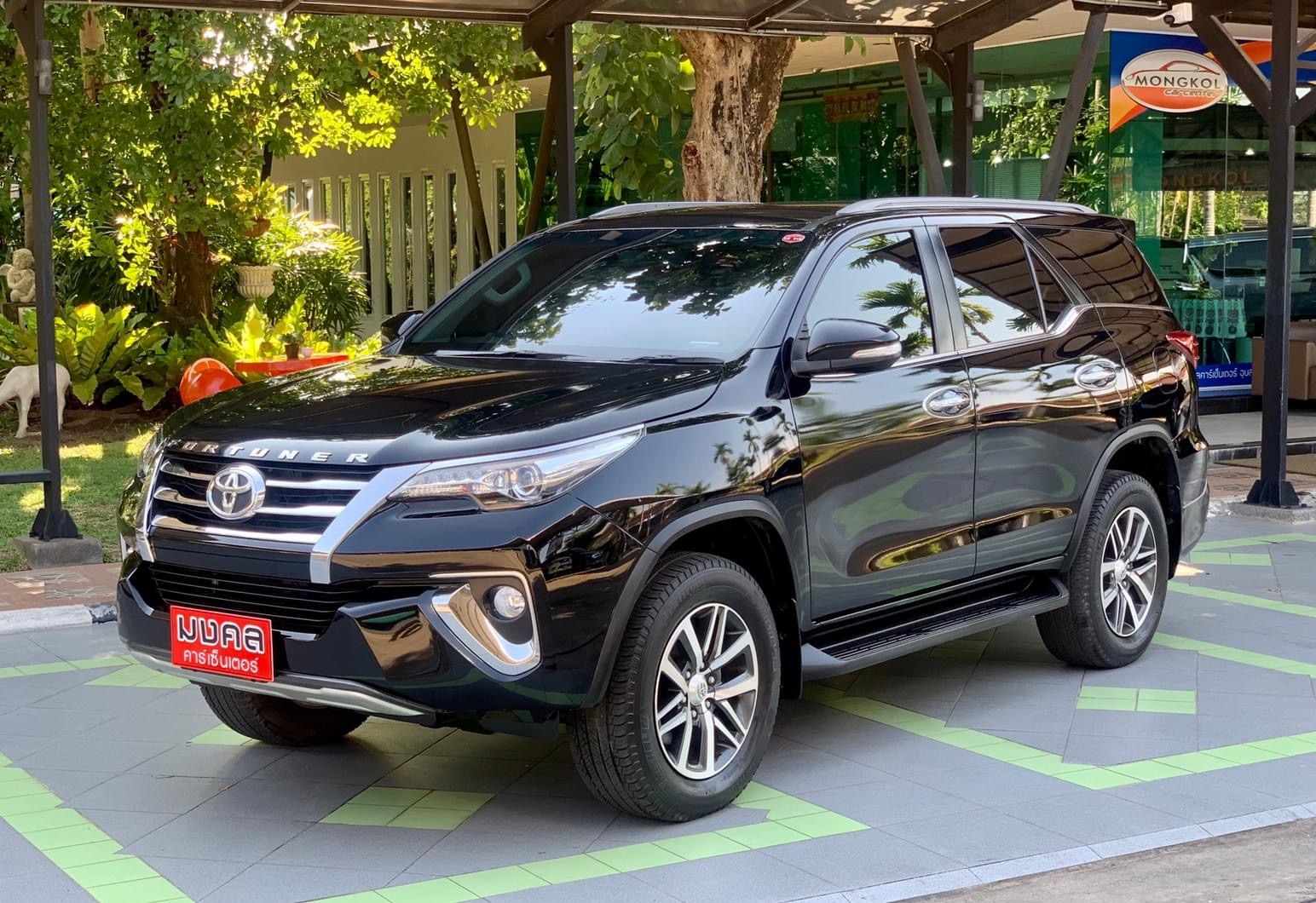 Toyota Fortuner ปี 2015 สีดำ