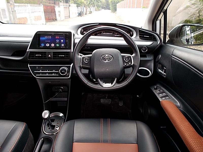 Toyota Sienta ปี 2018 สีเทา (รูปที่ 9)