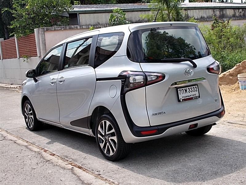 Toyota Sienta ปี 2018 สีเทา (รูปที่ 4)