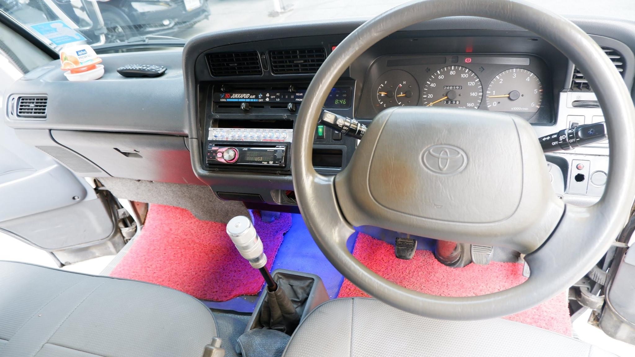 Toyota HiAce หัวจรวด ปี 2003 สีขาว (รูปที่ 7)