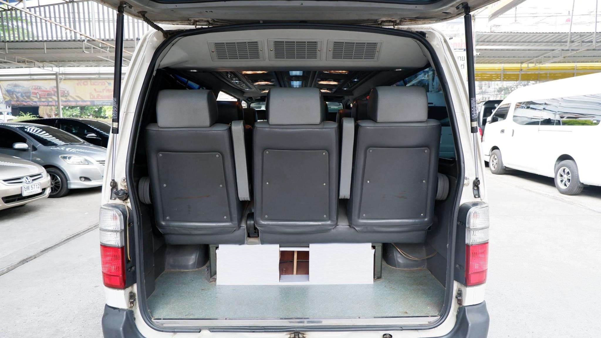 Toyota HiAce หัวจรวด ปี 2003 สีขาว (รูปที่ 10)