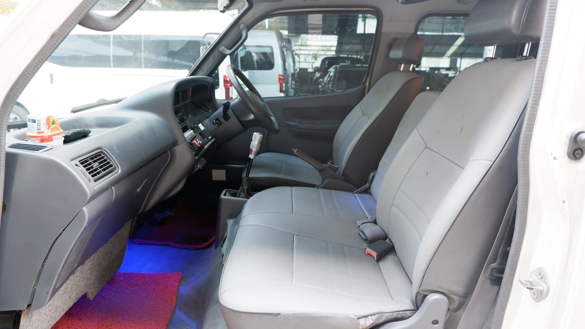 Toyota HiAce หัวจรวด ปี 2003 สีขาว (รูปที่ 5)
