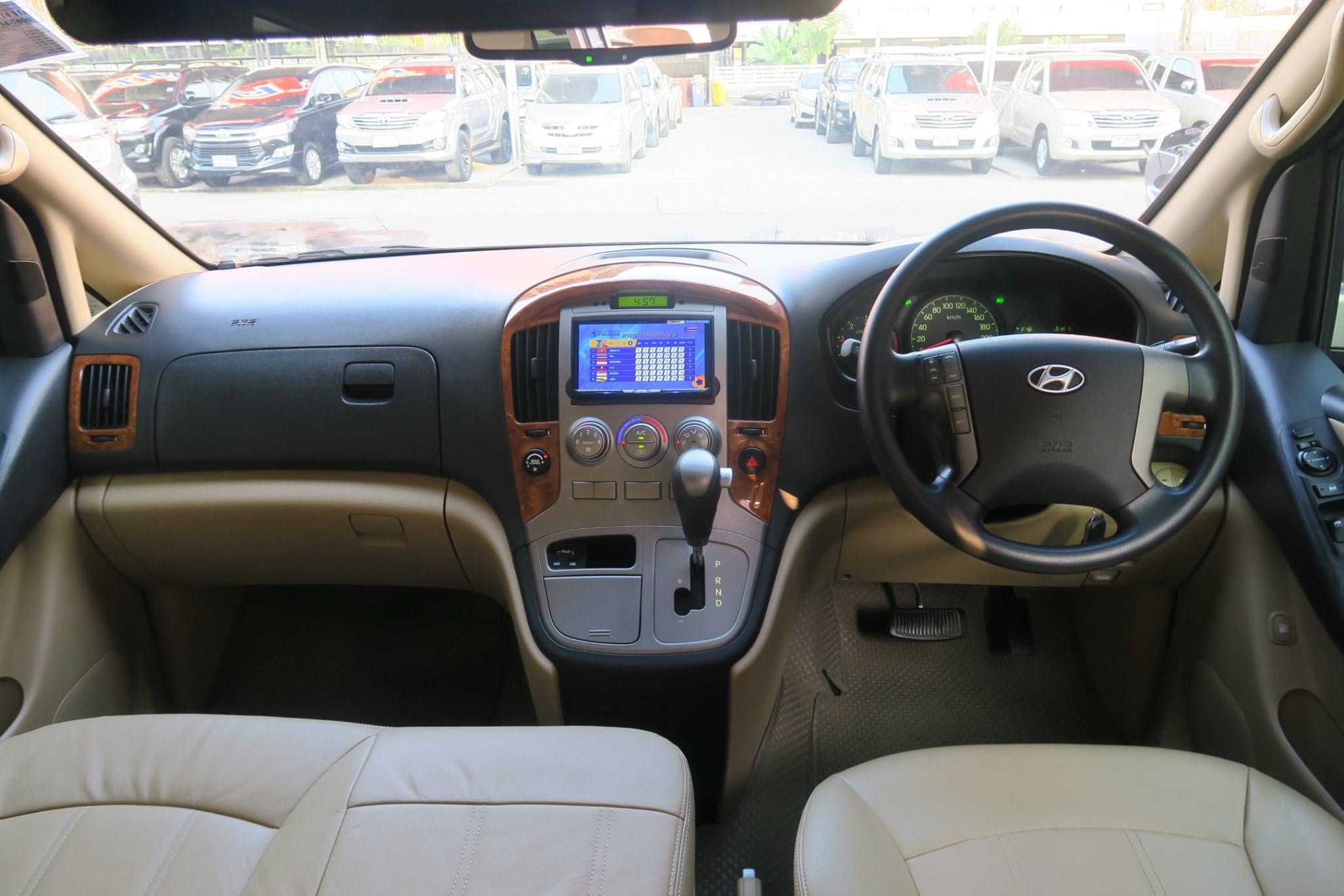 Hyundai H-1 ปี 2015 สีเทา