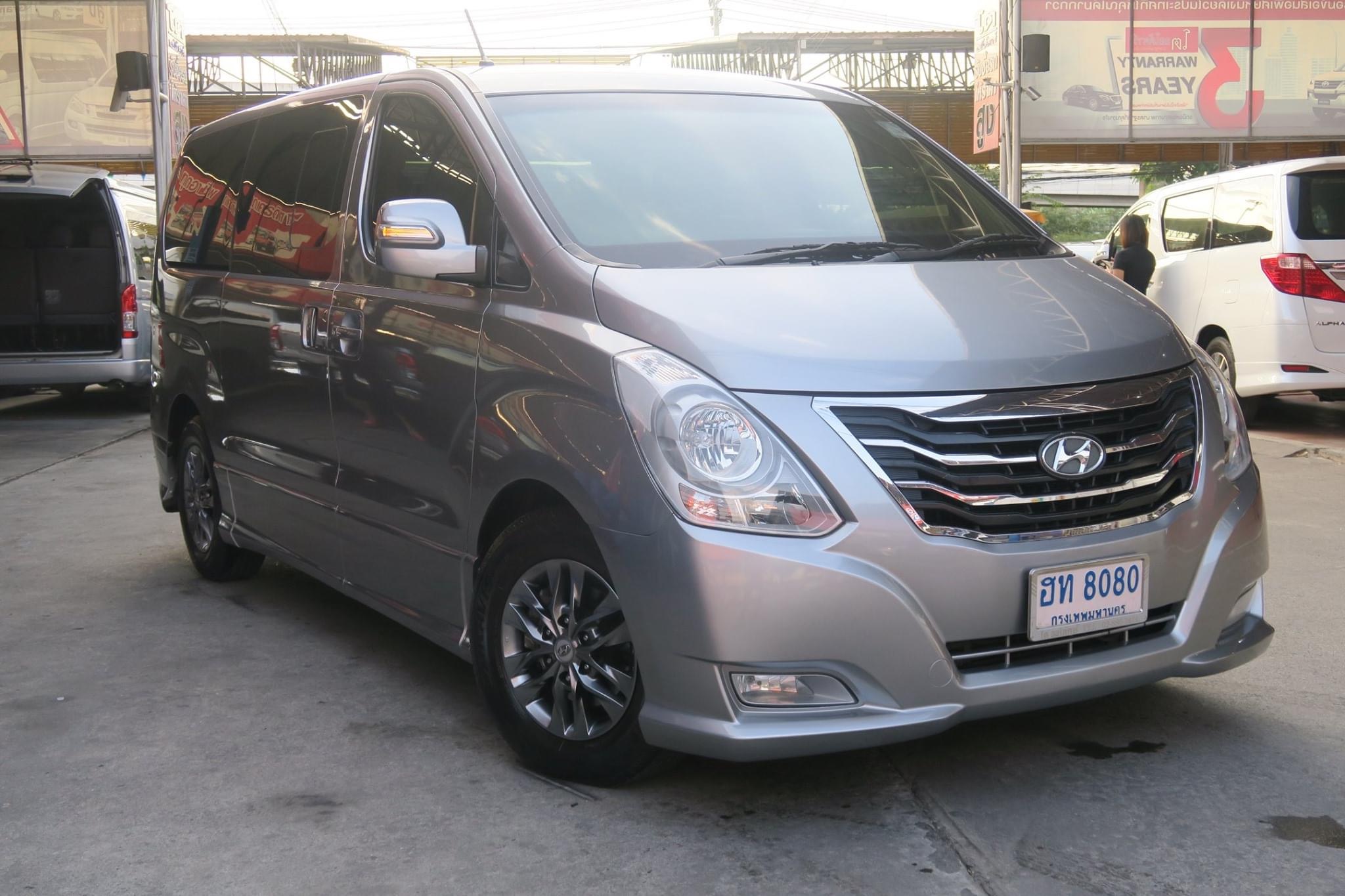 Hyundai H-1 ปี 2015 สีเทา
